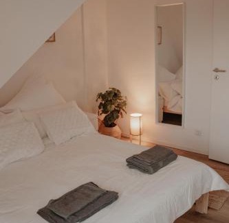 Oberdorla Apartment | Cozy apartment with a stream view