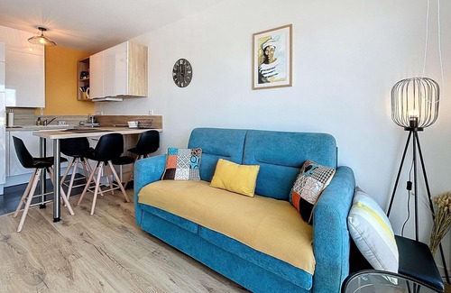 Granville Apartment | Cozy apartment with balcony, Granville port, 2 people