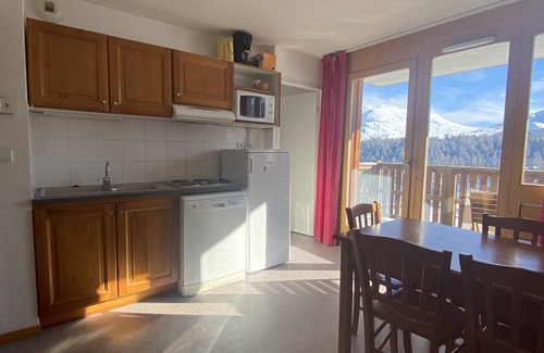 Saint-Etienne-en-Devoluy Apartment | Cozy apartment with views of the slopes