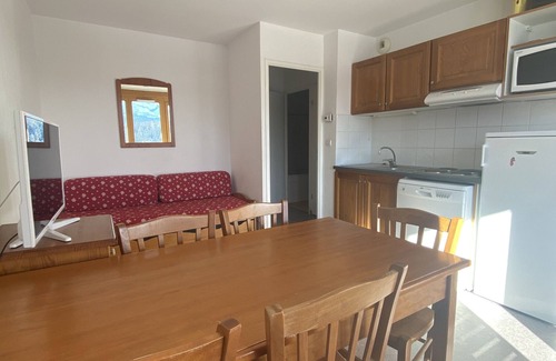 Saint-Etienne-en-Devoluy Apartment | Cozy apartment with views of the slopes