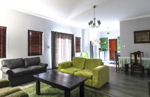 Eastcliff Apartment | Cozy Apartment with Garden View
