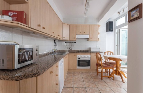 Nerja City Centre Apartment | Cozy Apartment with Sunny Patio, Barbecue, Wi-Fi & Air Conditioning