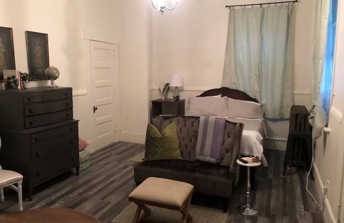 Davenport Apartment | Cozy apartment with WiFi and AC in fantastic Davenport, great location!