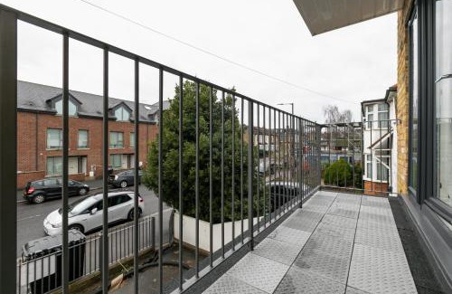 Enfield Apartment | CoZy Apartments With King Size Beds Near Enfield Town & Chase Farm Train Stations With Wifi and Parking