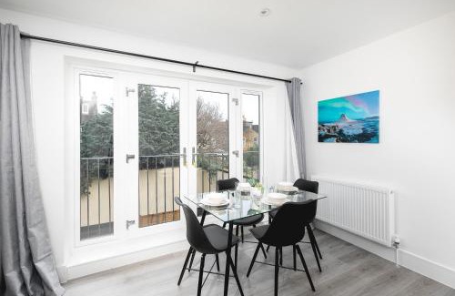 Enfield Apartment | CoZy Apartments With King Size Beds Near Enfield Town & Chase Farm Train Stations With Wifi and Parking