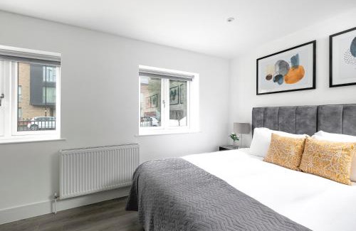 Enfield Apartment | CoZy Apartments With King Size Beds Near Enfield Town & Chase Farm Train Stations With Wifi and Parking