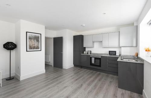 Enfield Apartment | CoZy Apartments With King Size Beds Near Enfield Town & Chase Farm Train Stations With Wifi and Parking
