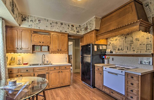 Appleton House | Cozy Appleton Getaway w/Screened-In Porch + Yard!