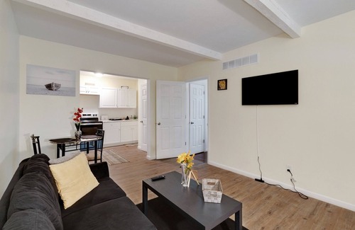 CUF Apartment | Cozy Apt Near Uc, Hospital And Zoo! Amazing Location! 1 Bedroom Apts by Redawning