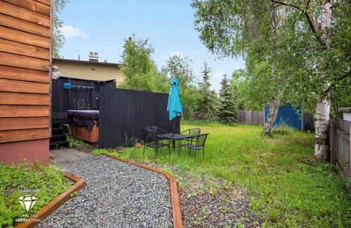 Russian Jack Park House | Cozy Arctic Den w/Hot Tub, 10 min from downtown