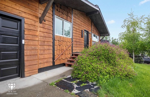 Russian Jack Park House | Cozy Arctic Den w/Hot Tub, 10 min from downtown