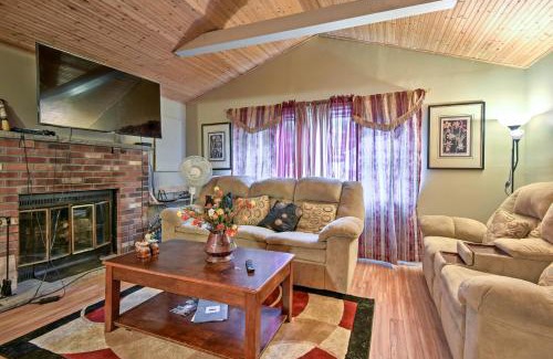 Pocono Lake House | Cozy Arrowhead Lake Home with Sunroom and Pool Access!