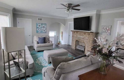 Avondale Apartment | Cozy Avondale Newly Renovated 3 bedroom Apartment, Near Major attractions