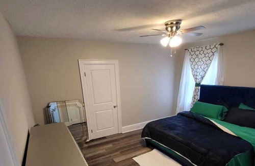 Avondale Apartment | Cozy Avondale Newly Renovated 3 bedroom Apartment, Near Major attractions