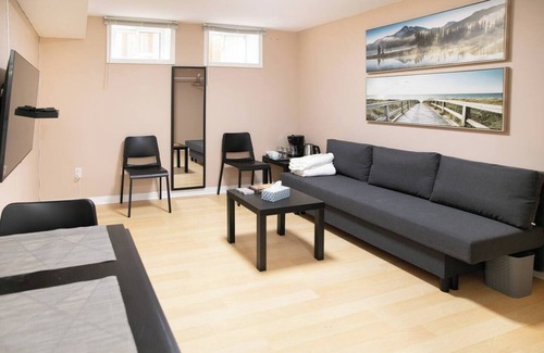 Richmond Hill House | Cozy Bachelor Suite w/Private Entrance & Parking