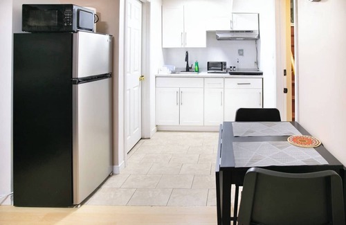 Richmond Hill House | Cozy Bachelor Suite w/Private Entrance & Parking