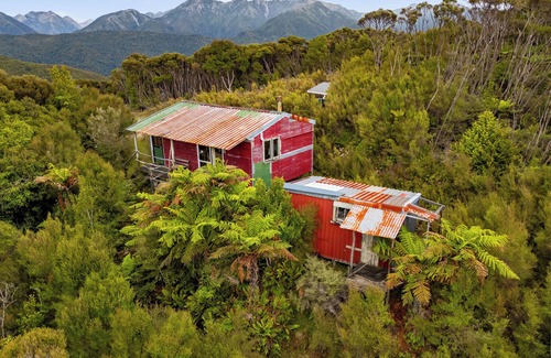 Eketahuna Cabin | Cozy back country hunting cabin. Peace, quiet and miles of bush.
