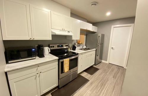 Southwest Edmonton Apartment | Cozy Basement With Seperate Entrance, 1Bed, 1Bath, and 15 minutes to the Airport