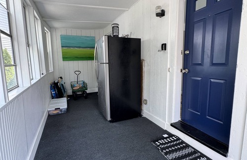 Hull House | Cozy Bay View Beach House– Comfy with Modern Flair