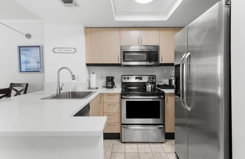Coconut Grove Condo | Cozy Bayfront Condo: Full Kitchen & Pool Access