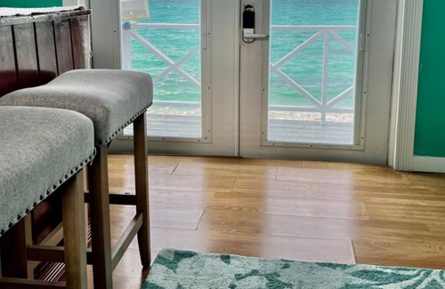 Rokers Point Cottage | Cozy Beachfront Suite With Balcony (1B1B)