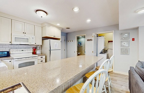 York Beach Condo | Cozy Beach Condo: Easy Walk to the Best Part of the Beach & Top Restaurants