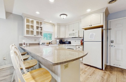 York Beach Condo | Cozy Beach Condo: Easy Walk to the Best Part of the Beach & Top Restaurants