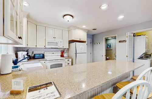 York Beach Condo | Cozy Beach Condo: Easy Walk to the Best Part of the Beach & Top Restaurants
