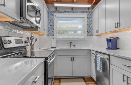 Northeast Virginia Beach Cottage | Cozy Beach Cottage - Walking distance to the Beach!