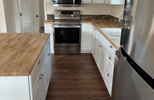 Lincoln Beach House | Cozy Beach Cottage-4 min to beach!
