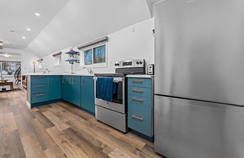 Crystal Beach House | Cozy beach cottage minutes from beach!