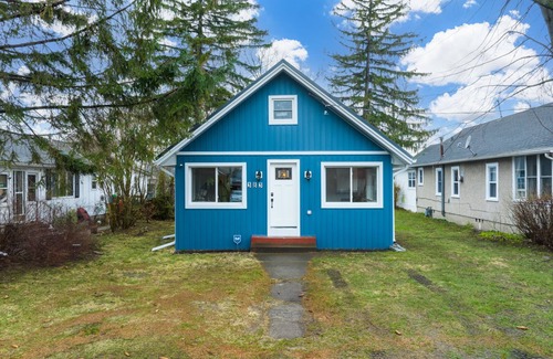 Crystal Beach House | Cozy beach cottage minutes from beach!