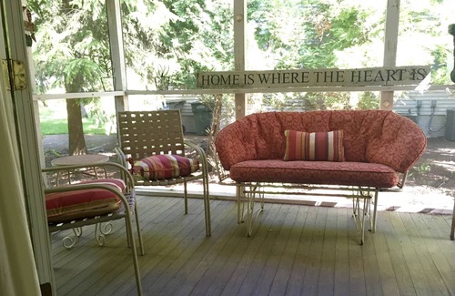 Michiana Cottage | Cozy beach cottage one block from the lake