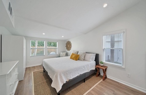 Englewood House | Cozy Beach Cottage Two block walk to Beach!