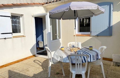 Bretignolles-sur-Mer House | Cozy Beachside House with Courtyards, WiFi & Parking - 800m from Dunes Beach