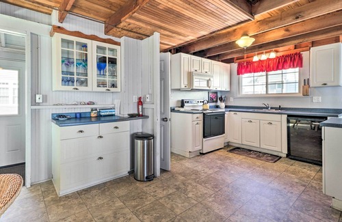 Old Lyme Cottage | Cozy Beach Front Cottage in Hawk's Nest