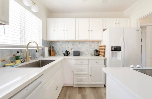 San Diego House | Cozy beach house just one house off from beach and boardwalk