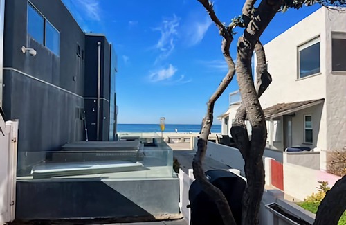San Diego House | Cozy beach house just one house off from beach and boardwalk
