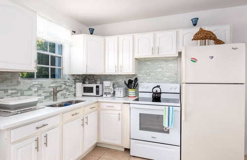 Leeward Settlement Cottage | Cozy Beach House 2 on Kite Boarding Beach. Silver Palm Cottage #2