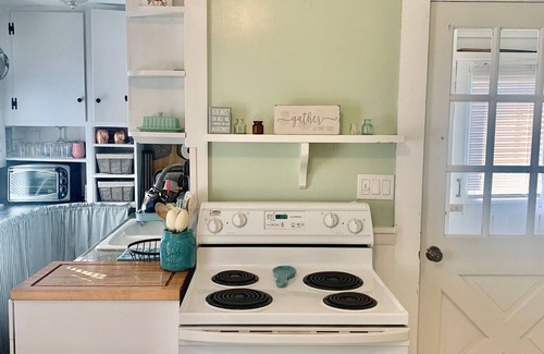 Old Lyme House | Cozy beach house walking distance to private beach
