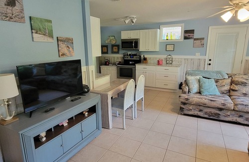St. George Island House | Cozy Beach Cottage 2 blocks to beach near entertainment food & Fun, screen porch