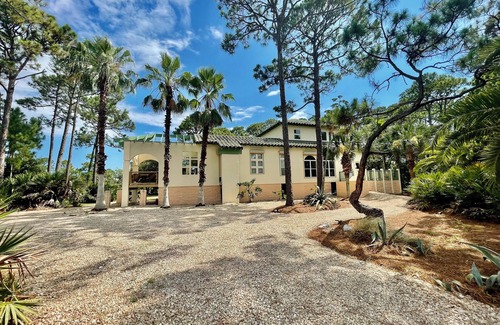 Plantation House | Cozy beach in a private community. 4-bdr/3.5-bath. Sleeps 12. Min 3-night stay.