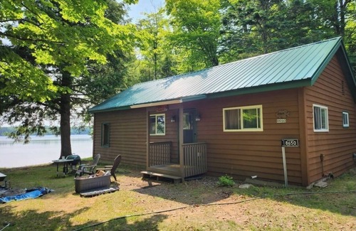 Lac du Flambeau Cabin | Cozy beachfront 3-bedroom cabin on over 700 acre Amber Lake, WiFi, AC