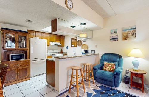 South Padre Island Condo | Cozy Beachside Condo with Shared Pool, Hot Tub with a Prime Location