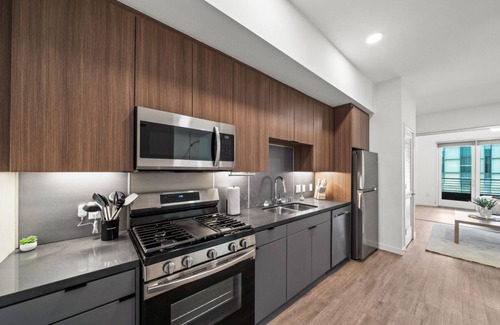 West Gateway Apartment | Cozy Beachside Escape / Great Views