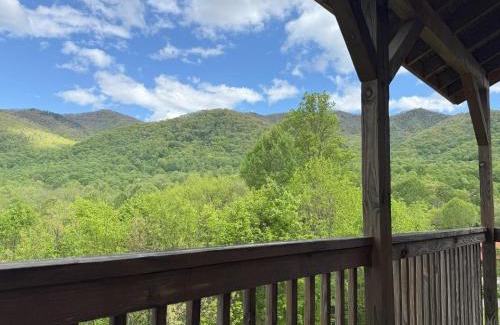 Maggie Valley House | Cozy Bear Cabin-Stunning Mountain View, Dogs welcome with Pet Rate