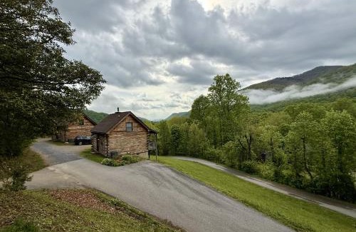 Maggie Valley House | Cozy Bear Cabin-Stunning Mountain View, Dogs welcome with Pet Rate