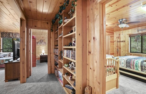 Christopher Creek Cabin | Cozy Bear Cottage-beat the heat in Christopher Creek!