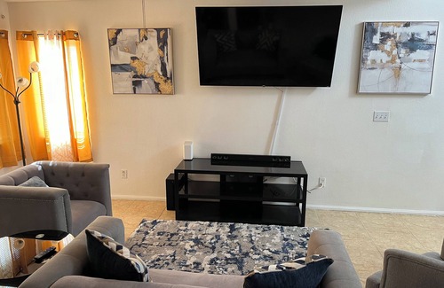 Sunrise Manor House | Cozy, beautiful & family friendly 3br home just minutes away from the strip!