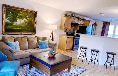 Port Arthur House | Cozy Bedroom 2 I 0.5ml Refinery I 0.1ml Lamar